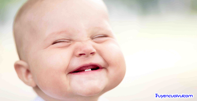 Funny Smiling Baby Picture - Tình yêu như mắt với tai